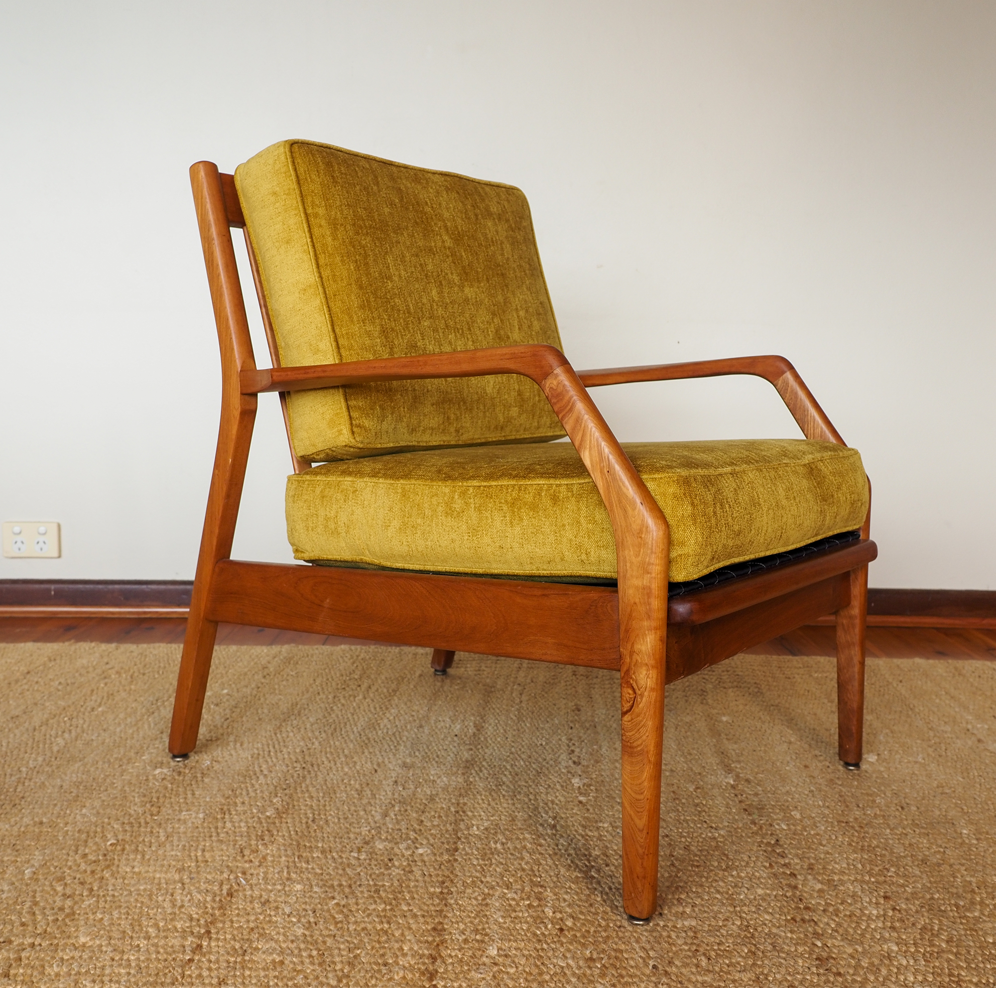 van treight armchair